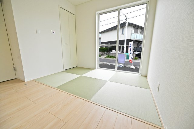 クレイドルガーデン伊丹市千僧2丁目新築一戸建て｜4LDK＋駐車2台可の和室|1階畳コーナー
リビング横には畳コーナーがあるので、お子様のお昼寝や家事の合間に休憩したりできます。