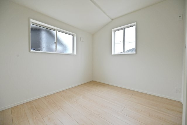 クレイドルガーデン伊丹市千僧2丁目新築一戸建て｜4LDK＋駐車2台可の洋室|2階洋室（5.2帖）
ウォークインクロゼット付なのでお部屋をスッキリと片付けできます。
