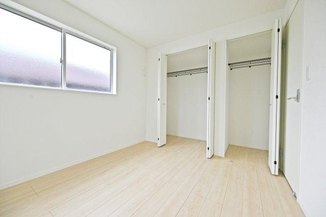 クレイドルガーデン伊丹市千僧2丁目新築一戸建て｜4LDK＋駐車2台可の洋室|2階洋室（5.2帖）
クローゼット2つ完備です。