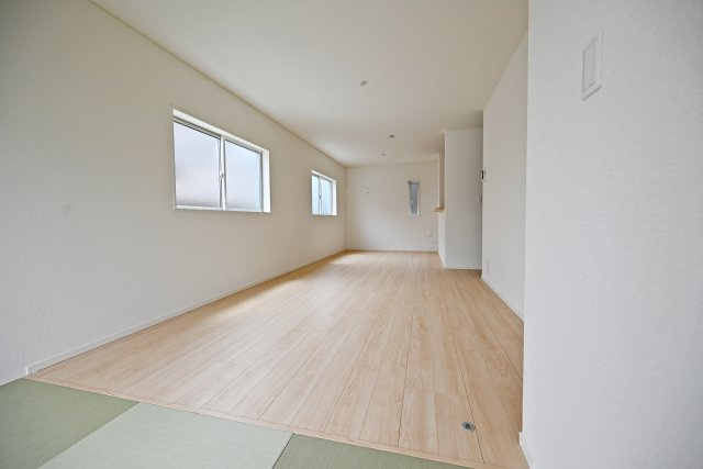 クレイドルガーデン伊丹市千僧2丁目新築一戸建て｜4LDK＋駐車2台可の居間・リビング|広々としたリビングはダイニングテーブルとソファーセットを配置しても余裕の広さ。家族全員がゆったりと寛げるだけの空間を確保できています。