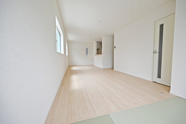 クレイドルガーデン伊丹市千僧2丁目新築一戸建て｜4LDK＋駐車2台可の居間・リビング|キッチンに向かって撮影した写真です。お料理をしている様子が見れるので気軽に会話が楽しめます。