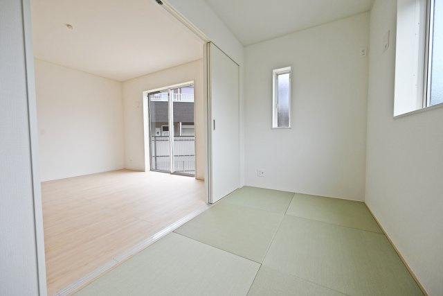 クレイドルガーデン伊丹市千僧2丁目新築一戸建て｜4LDK＋駐車2台可の和室|1階和室（4帖）
リビング横には和室があるので、お子様のお昼寝や家事の合間に休憩したりできます。