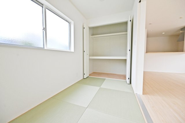 クレイドルガーデン伊丹市千僧2丁目新築一戸建て｜4LDK＋駐車2台可の和室|1階和室（4帖）
和室には押し入れもあるので、お布団や掃除道具のような普段使わないものまでまとめて収納できます。