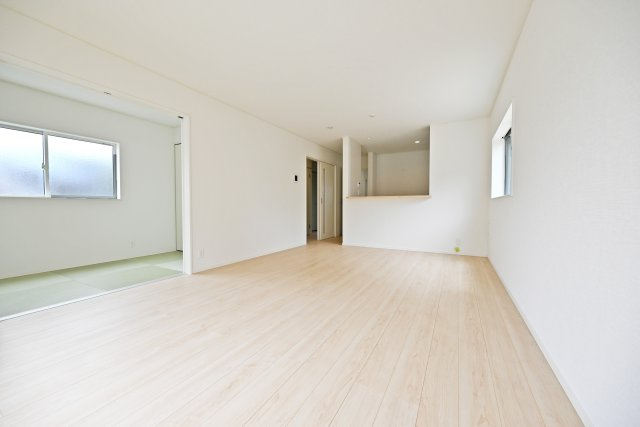 クレイドルガーデン伊丹市千僧2丁目新築一戸建て｜4LDK＋駐車2台可の居間・リビング|広々としたリビングはダイニングテーブルとソファーセットを配置しても余裕の広さ。家族全員がゆったりと寛げるだけの空間を確保できています。