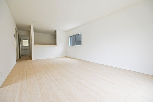 クレイドルガーデン伊丹市千僧2丁目新築一戸建て｜4LDK＋駐車2台可の居間・リビング|キッチンに向かって撮影した写真です。お料理をしている様子が見れるので気軽に会話が楽しめます。