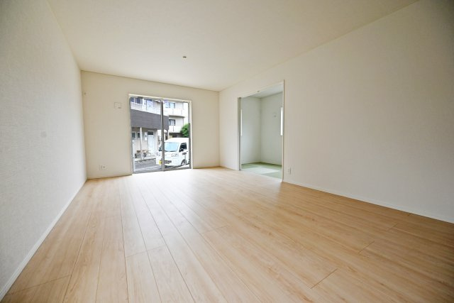 クレイドルガーデン伊丹市千僧2丁目新築一戸建て｜4LDK＋駐車2台可の居間・リビング|大きく開いた窓から明るい陽射しが差しこむリビングは家族みんなの寛ぎ空間です。