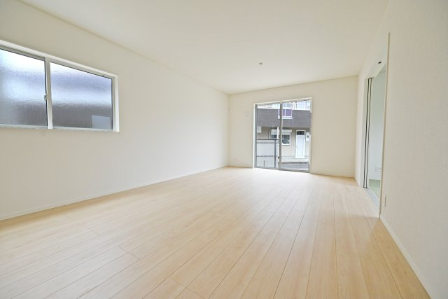 クレイドルガーデン伊丹市千僧2丁目新築一戸建て｜4LDK＋駐車2台可の居間・リビング|家具を配置しやすい形状のリビングは実際の生活をイメージできるのが◎お気に入りの家具でコーディネートを楽しんでみてはいかがですか