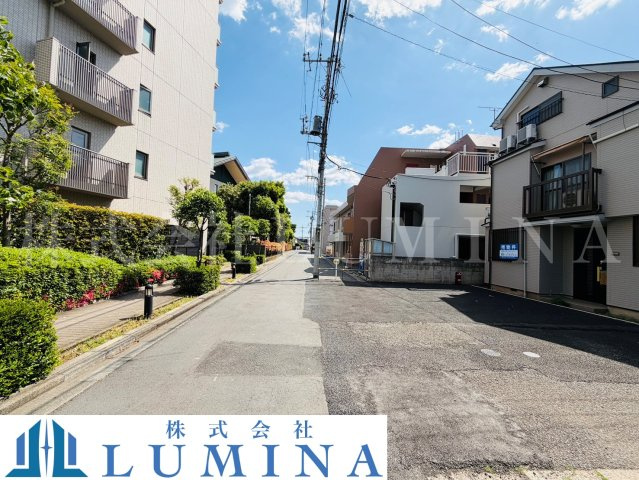 国領町四丁目　中古戸建の前面道路含む現地写真