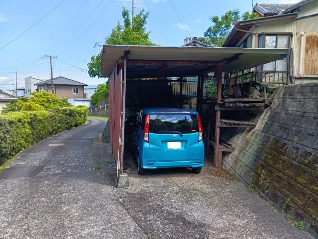 売中古戸建　藤枝市内瀬戸の駐車場|屋根付きの駐車場があります！
