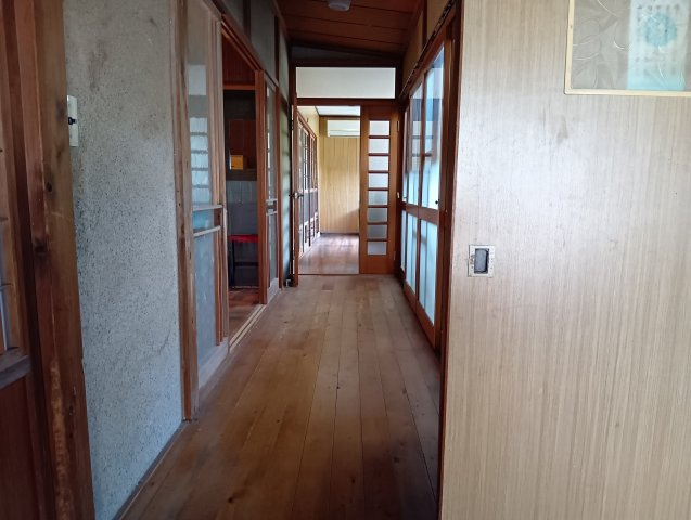 売中古戸建　藤枝市内瀬戸の内装|長い廊下には窓が多く、明るいです！