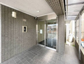 ソシエール高宮のエントランス|西鉄高宮駅徒歩１０分、オートロック、エレベータ完備して
防犯も安心♪メールボックスと宅配ボックス完備。