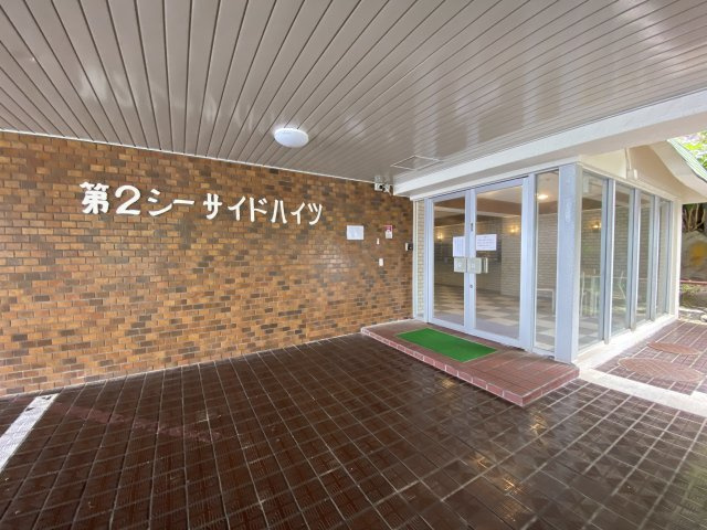 東熱海第2シーサイドハイツのエントランス|マンション入り口　手前は駐車スペースになっています。