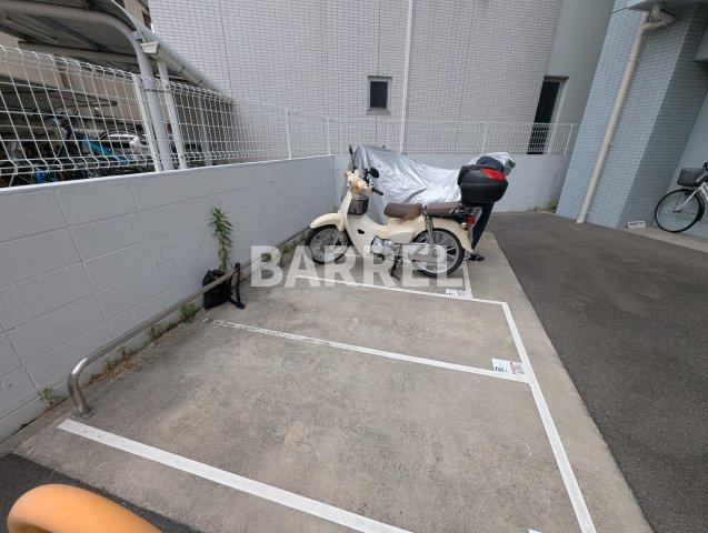 アール大阪リュクスの駐車場