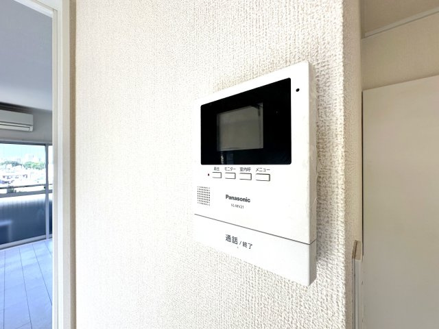 ノアーズマンション目白台～「雑司が谷駅」徒歩1分・「目白駅」徒歩9分の防犯設備|リビングから来訪者の姿をしっかり確認できるモニター付きインターホンは、防犯性はもちろん、急な来客にも安心して対応できる心強い設備。ご家族の安全と安心な暮らしをそっと支えてくれます。