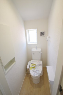【内観：施工例】 | 【仲介手数料無料！！】町田市薬師台1丁目　新築戸建て（全13棟）5号棟　4080万円 | トイレ、ウォシュレット