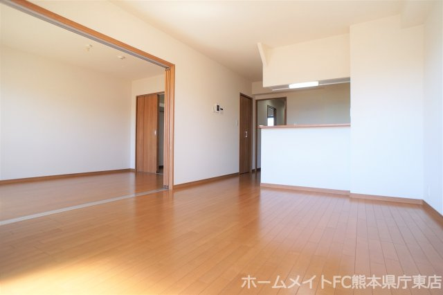 熊本市東区東京塚町の賃貸マンションの居間・リビング