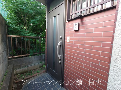 柏市戸張貸家の玄関