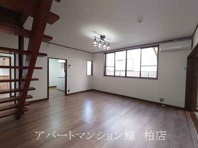 柏市戸張貸家の居間・リビング
