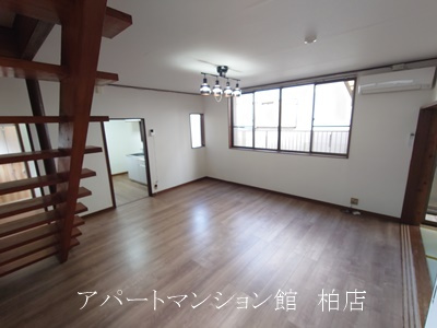 柏市戸張貸家の居間・リビング