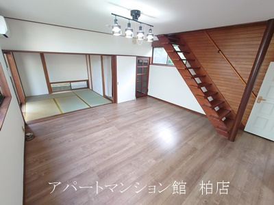 柏市戸張貸家の居間・リビング