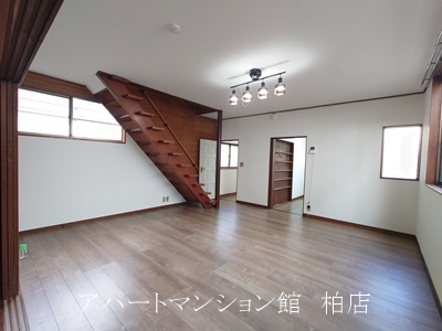 柏市戸張貸家の居間・リビング
