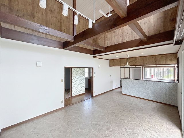 ワンコ平屋の準備はいいかい？の居間・リビング|広いリビングは大きなダイニングテーブルもゆったりおけます＾＾