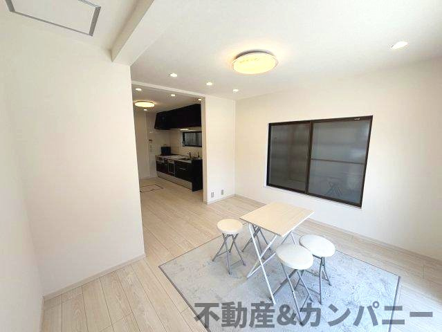 市坪南1丁目中古のおうち　松山市市坪南1丁目中古戸建の居間・リビング|ゆったり過ごせるリビングです