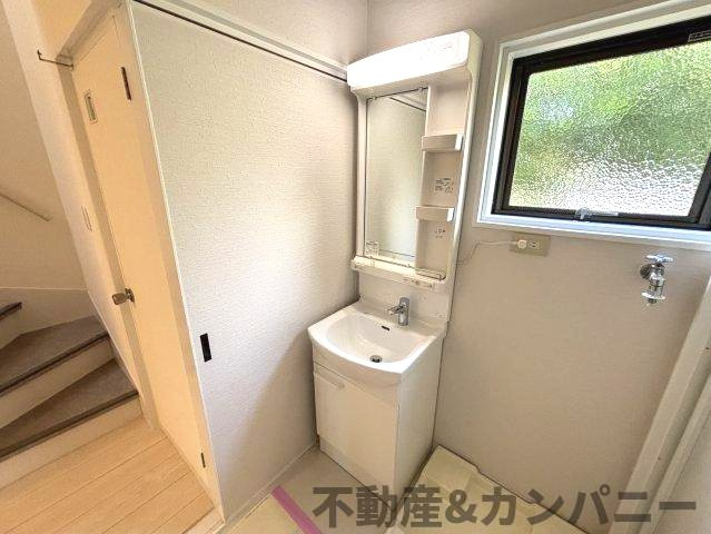 市坪南1丁目中古のおうち　松山市市坪南1丁目中古戸建の独立洗面台|独立洗面台あり、毎朝おしゃれに忙しい女性の方におすすめです