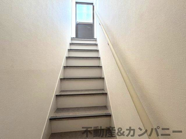市坪南1丁目中古のおうち　松山市市坪南1丁目中古戸建のその他|手すり付き階段です