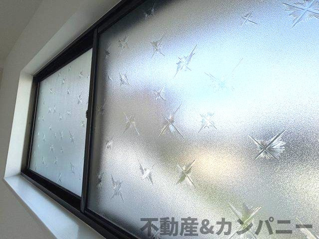 市坪南1丁目中古のおうち　松山市市坪南1丁目中古戸建のその他|窓のデザインが素敵です