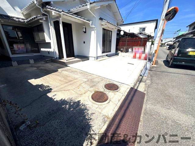 市坪南1丁目中古のおうち　松山市市坪南1丁目中古戸建の駐車場|車をお持ちの方に嬉しい駐車場付きの物件です