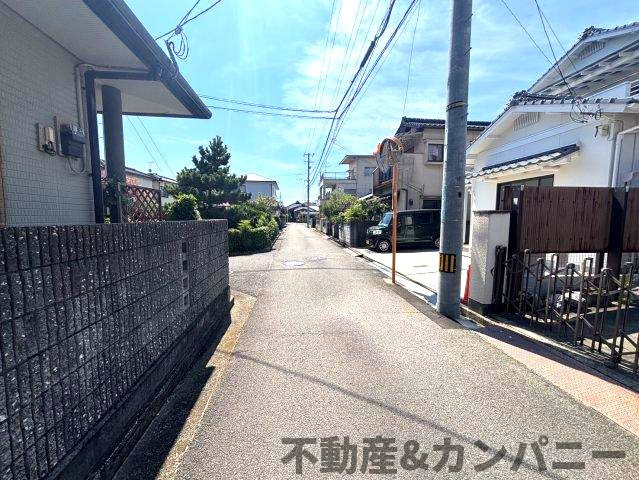 市坪南1丁目中古のおうち　松山市市坪南1丁目中古戸建の前面道路含む現地写真|前面道路含む現地写真です