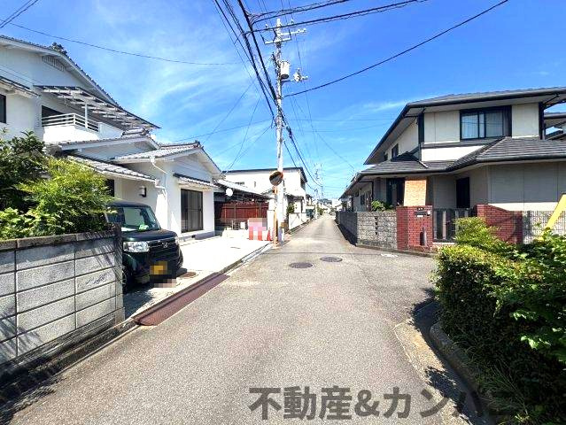 市坪南1丁目中古のおうち　松山市市坪南1丁目中古戸建の前面道路含む現地写真|前面道路含む現地写真です