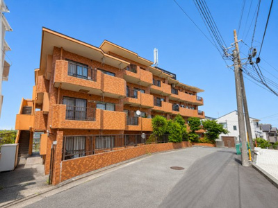 【外観】 | ライオンズマンション上大岡第16　専有面積43㎡超/フルリノベーション済み/4面採光/専用庭/WCあり/LDK29帖 | ◆住宅ローンのご相談や周辺環境のご案内も含め、ローンに詳しい、地元に詳しいスタッフがお出迎えさせていただきます。お気軽にご相談ください。