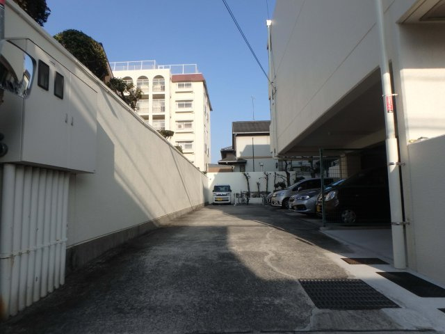 ファミール芦屋伊勢町の駐車場