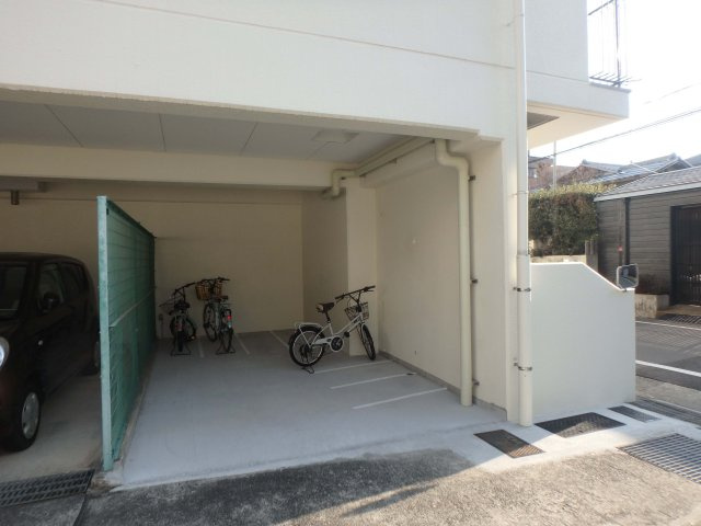 ファミール芦屋伊勢町の駐輪場|屋内駐輪場。月額300円