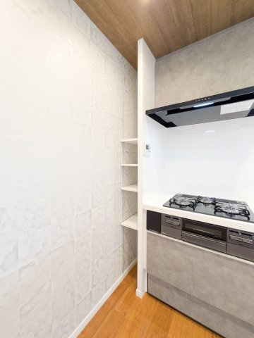 ファミール芦屋伊勢町のキッチン|嬉しい隙間収納もあります。