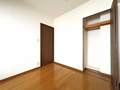 【洋室】 | リベルテ石川町弐番館 | ◆室内はいつも明るい印象なので気持ちの良い朝を迎えられます。各部屋にはクローゼットを完備しており、収納が多いお家はすっきりして快適空間です。