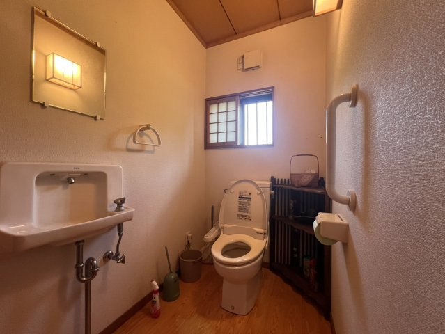矢板市玉田　中古戸建　四季彩る日本庭園の平屋邸宅のトイレ