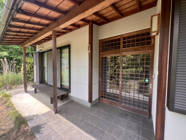 矢板市玉田　中古戸建　四季彩る日本庭園の平屋邸宅の玄関