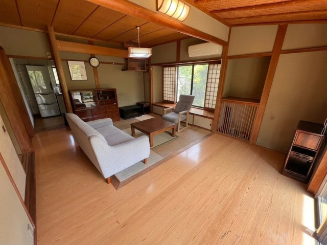 矢板市玉田　中古戸建　四季彩る日本庭園の平屋邸宅の居間・リビング
