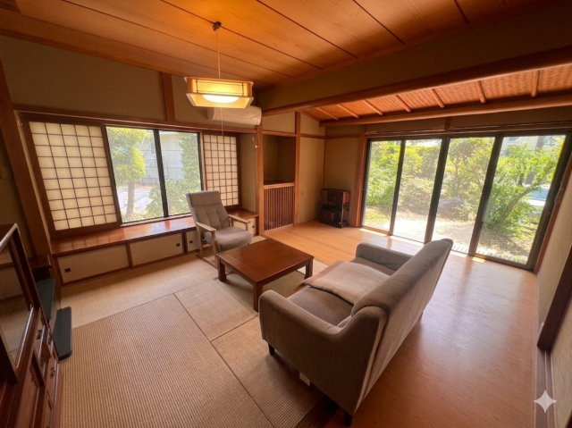 矢板市玉田　中古戸建　四季彩る日本庭園の平屋邸宅の居間・リビング