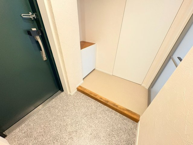 コーポシェイーネ　2階　輻射式冷暖房システムF-CON搭載の玄関
