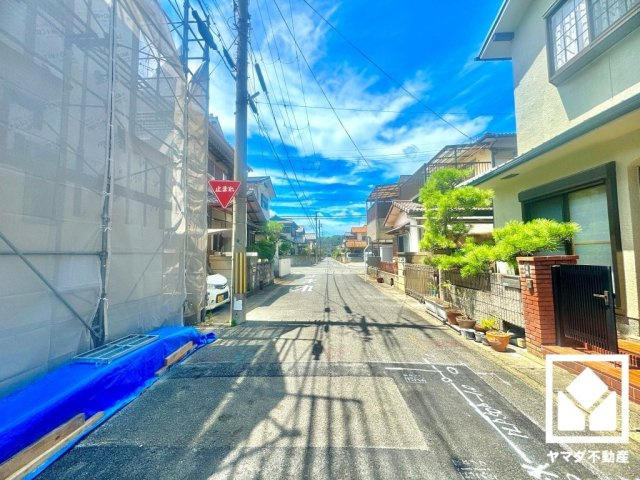 八幡市川口東扇　の前面道路含む現地写真