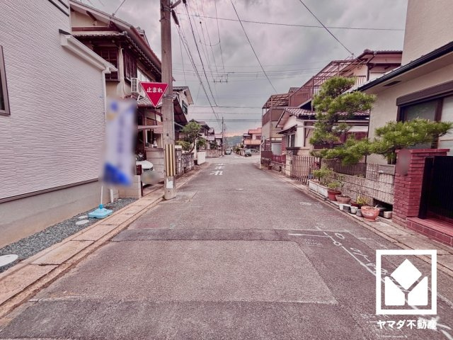 八幡市川口東扇　の前面道路含む現地写真