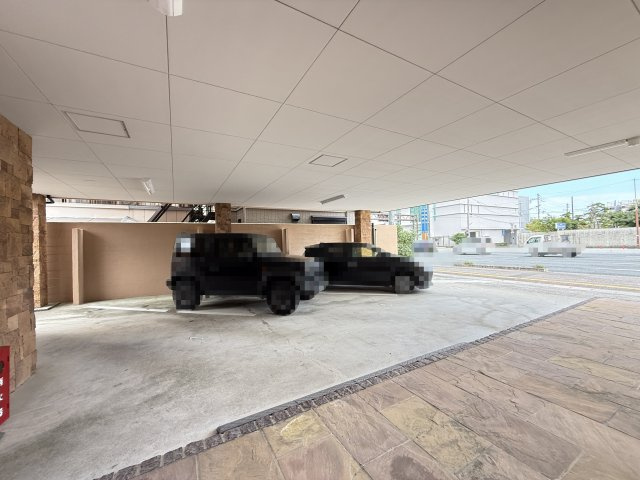 メゾンメルシの駐車場
