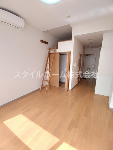 カーサフォルトゥーナの居間・リビング|別部屋写真です。