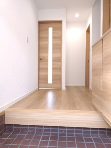 西宮市五月ケ丘　中古戸建の玄関