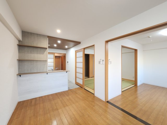 シャトー橿原の居間・リビング|対面式システムキッチン、LDK10帖