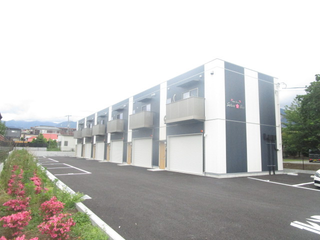 秦野市三屋の倉庫|３台駐車スペース有り（ガレージ２台・外部１台）